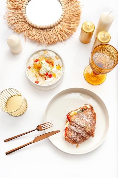 Kolacja przy świecach z talerzem potraw